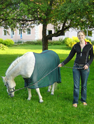 Caroline und Hansi beim Grasen 